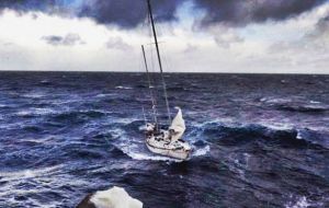La nave abandonada y a la deriva en alta mar previo a su rescate por FPV Protegat