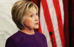 “Ahora queda claro que las llamadas falsas noticias pueden tener consecuencias en el mundo real”, dijo Clinton ante legisladores y ex legisladores en el Capitolio