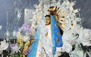 Cuando se denunciaron los daños a la ermita y estatua de la Virgen de Luján, los gobiernos de Argentina y Falklands inmediatamente repudiaron los hechos