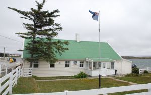 El gobierno de las Falklands dijo que los daños eran claramente estresantes para las familias de los argentinos sepultados en el cementerio 