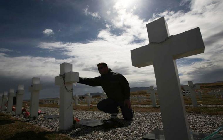 La Policía Real de Falklands solicita que quienes hayan visitado el cementerio durante los meses de diciembre/enero se pongan en contacto