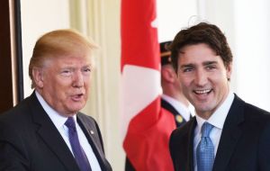 “Tenemos una relación de comercio espectacular con Canadá. Vamos a retocarla, haremos ciertas cosas que van a beneficiar a nuestros dos países”, afirmó Trump.