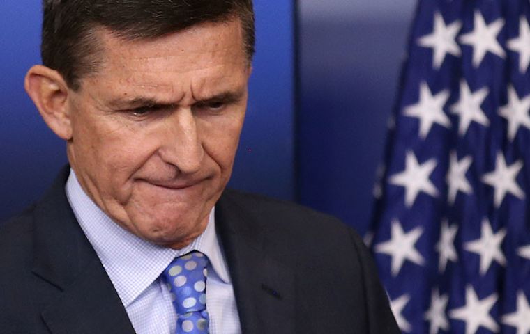  Flynn admitió que “transmitió sin querer al vicepresidente y a otros información incompleta sobre sus conversaciones telefónicas con el embajador Sergei Kislyak.