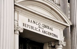El Banco Central de la República Argentina llegó a tener contratos abiertos en el ROFEX y el MAE por casi US$ 17 mil millones a vencer al 30 de junio de 2016