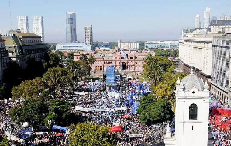 El acto multitudinario frente a Casa Rosada encabezado por las Madres y Abuelas de Plaza de Mayo