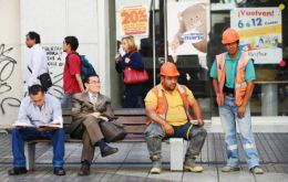 En Santiago Metropolitano la tasa de desocupación se situó en 6,5%, consignando incrementos de 0,4 puntos porcentuales en doce meses y de 0,3 trimestralmente. 