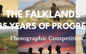El poster anunciando la muestra fotográfica a exhibirse en Londres durante el mes de junio resaltando cuanto han avanzado las Falklands en los últimos 35 años 