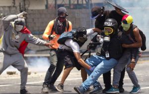 En las protestas multitudinarias fueron detenidos 14 periodistas y 106 agredidos, según el Sindicato Nacional de los Trabajadores de la Prensa (SNTP) de Venezuela.