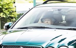 A pesar de sus 91 años, y tras misa, la Reina se acomodó en el asiento del conductor del Jaguar verde y manejó hasta su residencia en el Palacio de Buckingham.
