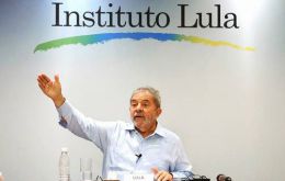 El tribunal notificó a la Justicia de Sao Paulo, donde está la sede del Instituto Lula, con el objetivo que la decisión sea cumplida “en un plazo de tres días”.