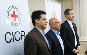  Diego Alonso Rojas Coronel (jefe de la oficina del CICR en Buenos Aires); Lorenzo Caraffi (delegado regional del CICR ) y Laurent Corbaz, jefe del equipo