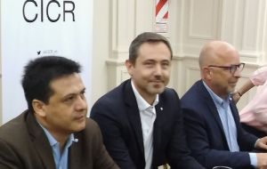 Lorenzo Caraffi (centro) señaló que incluso los expertos del Equipo Argentino de Antropología Forense estarán bajo contrato con el CICR 