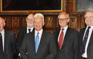 Los ex Gobernadores  David Tatham, Alan Huckle, Richard Ralph and Donald Lamont junto al Ministro Alan Duncan