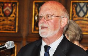El presidente de la Asociación de las Islas Falkland, el ex gobernador Sr. Alan Huckle.