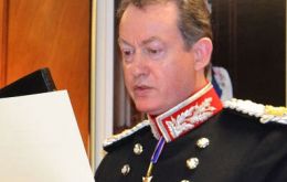  Gobernador saliente Colin Roberts CVO con su uniforme de gala