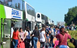 Se estima que llegan entre 50 y 60 buses por día, unas 3.000 personas que luego cruzan a la capital de Itapúa.