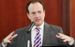 “Un tribunal de la ciudad de Bogotá condenó a las empresas Claro y Movistar a pagarle a la nación la suma de 4.7 billones de pesos”, declaró Vélez a periodistas.