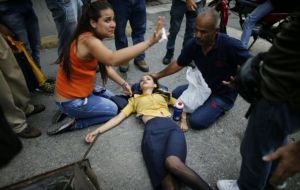 La violenta jornada electoral dejó dieciséis muertos, elevando a más de 120 los fallecidos en cuatro meses de protestas que exigen la salida de Maduro.
