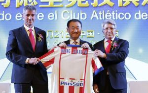 En España, Dalian Wanda Group Co. posee el 20% de Club Atlético de Madrid y por lo visto un multimillonario chino se interesó por el Manchester United 