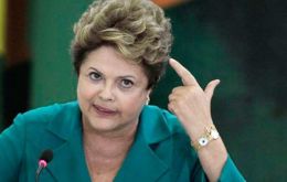  Rousseff acusó a medios de comunicación y élites de insistir “irresponsablemente” en presentar a la oposición como la buena y a Maduro como el dictador