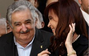 Mujica criticó los bolsos con plata que un hombre de confianza de Cristina Fernández lanzaba a un convento y eran recogidos por dos monjas