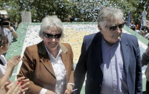 El ex presidente junto a su esposa Lucía Topolansky, quien sustituirá a Sendic, una vez este formalice su renuncia ante la Asamblea General 