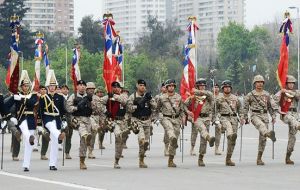 En la oportunidad circularon 7.952 efectivos, de los cuales 88% eran hombres y un 12% mujeres, detalló el Ministerio de Defensa chileno.