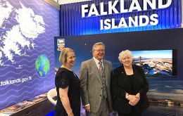En el stand de Falklands en la Conferencia Laborista, Sukey Cameron MBE y la legisladora MLA Jan Cheek reciben a Peter Dowd, Secretario Sombra del Tesoro