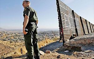 La legislación autoriza al gobierno federal a reembolsar a los estados hasta US$ 35 millones por el despliegue de la Guardia Nacional para reforzar la frontera