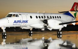 Airlink tendrá un vuelo semanal desde Johannesburgo hasta Windhoek, Namibia, para continuar hacia Santa Elena. 