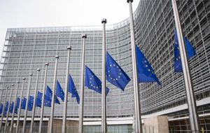Portugal observa tres días de duelo nacional, en tanto en Bruselas, todas las banderas de la Comisión Europea fueron izadas a media asta