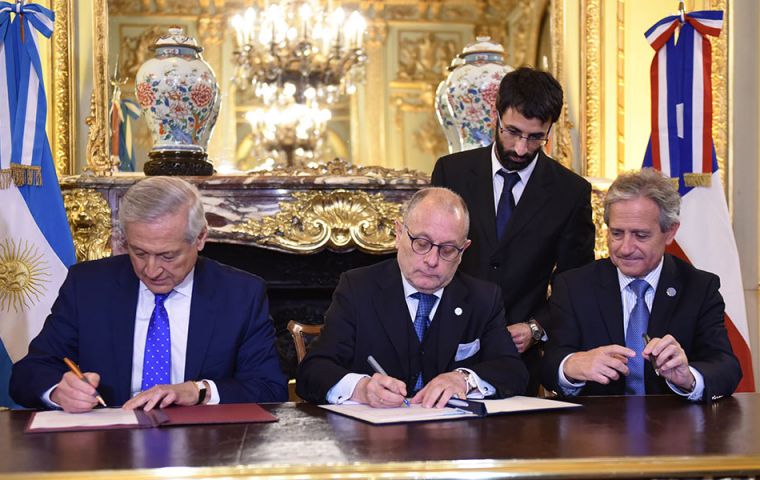 Los ministros Heraldo Muñoz y Jorge Faurie firman el acuerdo comercial bilateral firmado en el Palacio San Martín de Buenos Aires 