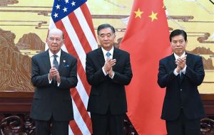 Los 19 acuerdos se rubricaron en el Gran Palacio del Pueblo por el secretario de Comercio Wilbur Ross y el vice primer ministro de economía Wang Yang. 
