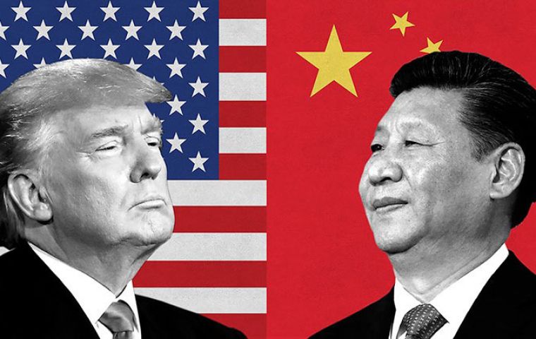 Trump llegó a Beijing para una visita que incluye reuniones con el presidente chino, Xi Jinping, y una cumbre empresarial en la que participarán ambos mandatarios.