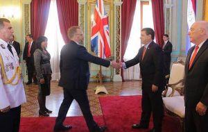 El embajador británico Matthew Hedges junto al presidente Horacio Cartes. Foto: Embajada Británica