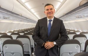 El CEO de JetSmart, Estuardo Ortiz, aseguró que el low cost ayudará a la empresa a cambiar mercado en Sudamérica, así como se transformó el de Europa