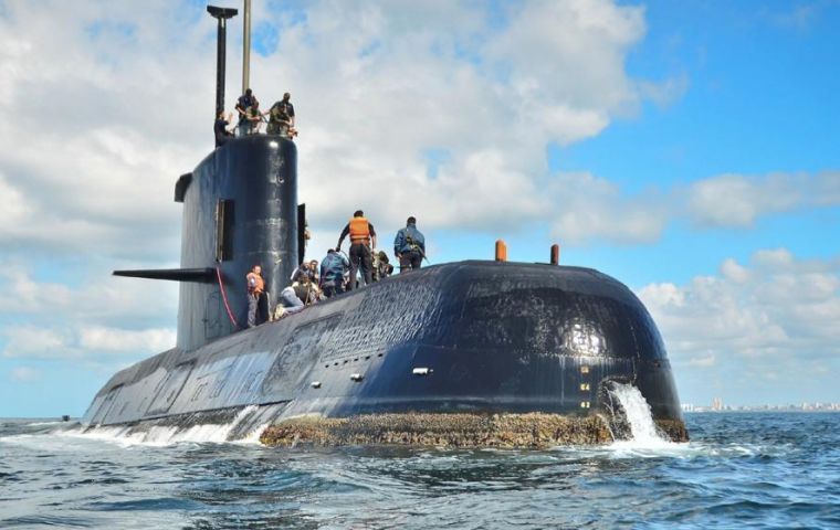 El submarino desparecido cuenta con un sistema de rastreo satelital que se libera a través de una boya que sube a la superficie, que de momento no ha sido liberada. 