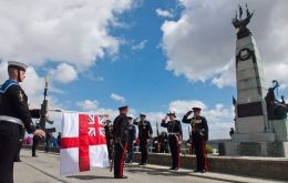 El monumento a la Batalla de las Falklands donde se desarrollaron los acontecimientos marcando el 103 aniversario 