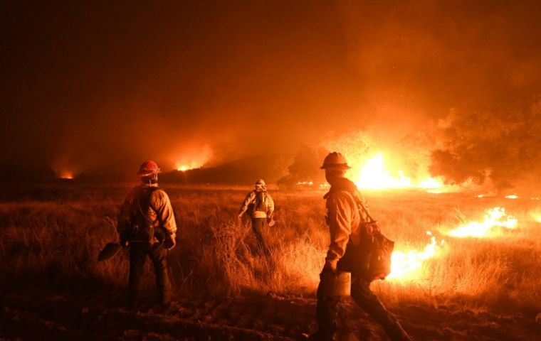 Aviones y helicópteros asisten a los casi 6.400 bomberos que tratan de impedir que este incendio llegue a localidades al sur de la histórica ciudad de Santa Barbara