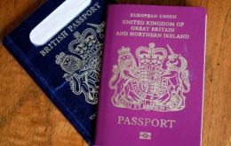 “Hemos decidido volver al emblemático pasaporte azul tras nuestra salida de la Unión Europea en 2019”, indicó Theresa May en la red social Twitter.
