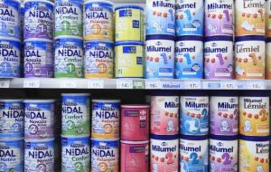 Lactalis, el primer grupo lechero francés, anunció el retiro de toda su producción desde febrero de leche infantil, procedentes de la planta de Craon 