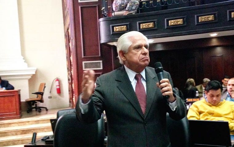 Barboza, ex gobernador de Zulia es un experimentado diputado que milita en Un Nuevo Tiempo, partido fundado por el ex candidato presidencial Manuel Rosales.