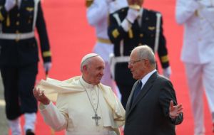 El presidente Pedro Pablo Kuczynski recibió a Francisco y acompañará al papa en sus actos públicos durante casi toda la visita