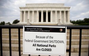 Muchos trabajadores del sector público serán enviados a sus hogares sin remuneración y servicios tales como parques nacionales o museos estarán parcial o completamente cerrados.