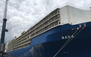 El barco “Nada” está atracado en el puerto de Santos que sirve a Sao Paulo, y el destino del ganado en pie es Turquía