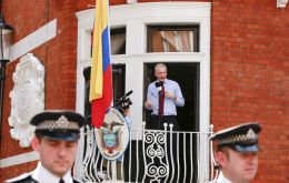 Quito “mantendrá la protección internacional para el ciudadano Julian Assange mientras persista el peligro para su vida”, indicó la cancillería en un comunicado.