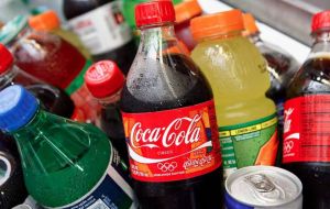 En Chile, las bebidas con alto contenido azucarado ahora tendrán un impuesto de 18%, una de las tasas de ese tipo más altas del mundo