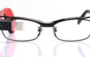 Similares a los Google Glass, cuenta con una cámara en su ojo derecho y, a su lado, se encuentra la lente ocular que se encarga de desgranar la información obtenida.