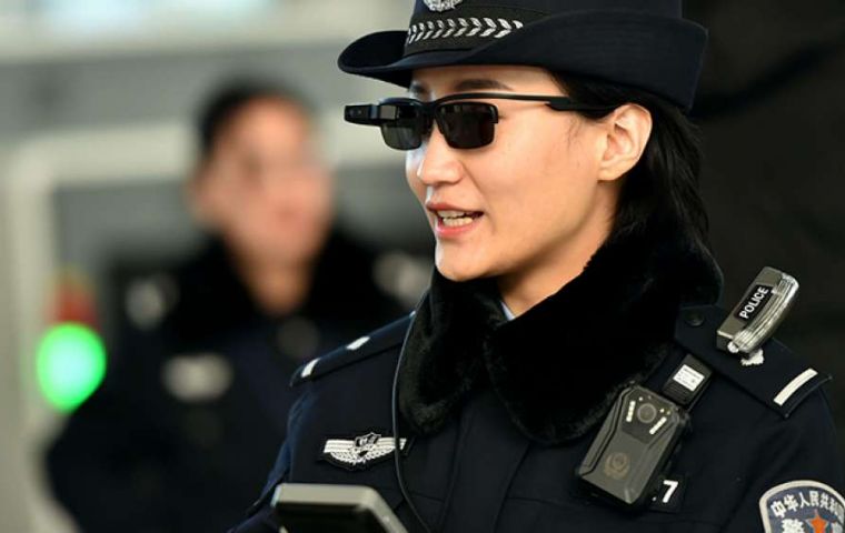 China es el primer país donde los agentes de la autoridad han decidido utilizar las famosas gafas caza delincuentes y, lo cierto, es que lo han hecho con éxito.