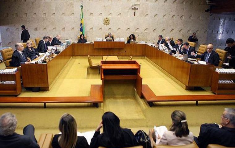 Por 6 votos a 5, la corte dio su veredicto negativo al habeas corpus presentado por la defensa, que argumentaba que Lula no debía aún cumplir con la sentencia